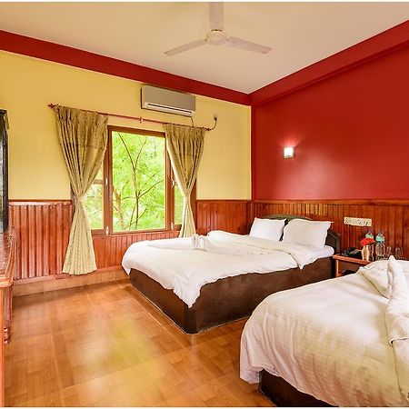 Hotel Nature Heritage Chitwan Esterno foto