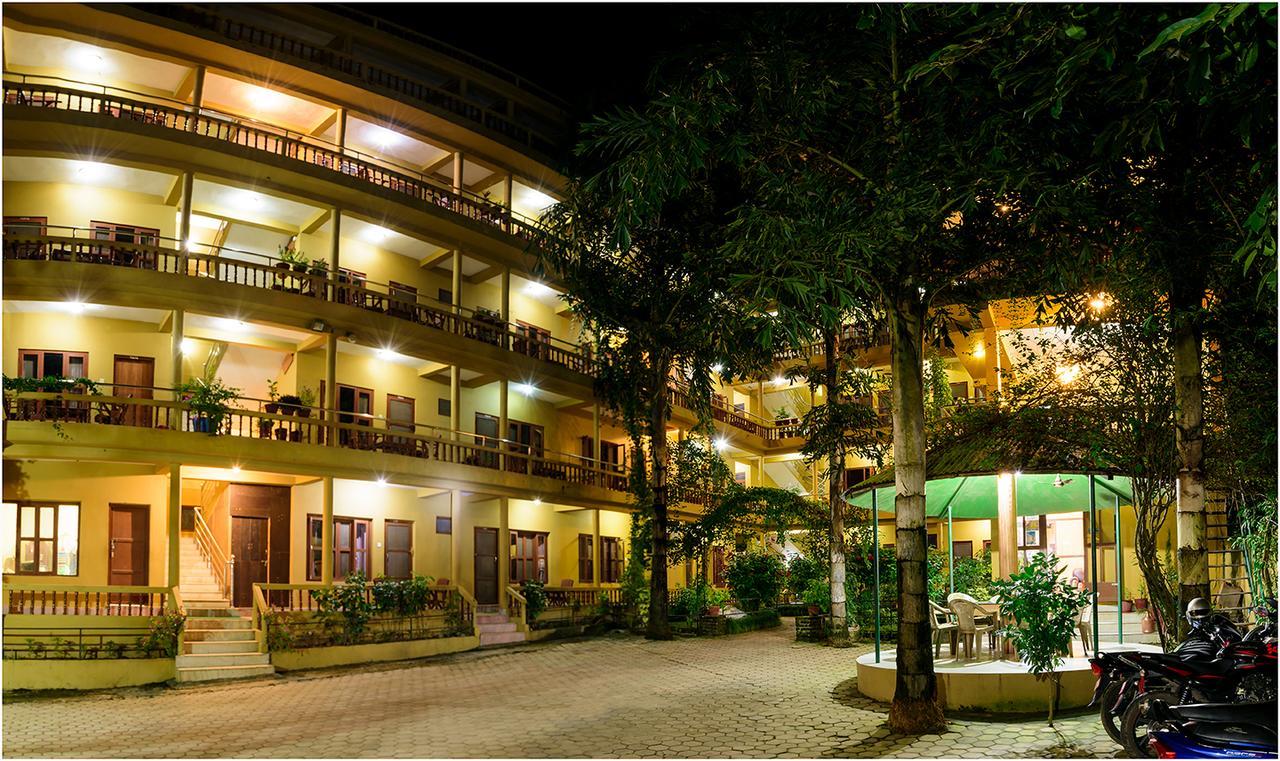 Hotel Nature Heritage Chitwan Esterno foto